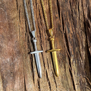 Collar con Colgante de Espada Medieval para Hombre, de Acero Inoxidable, Chapado en Oro de 18k y Plata, Resistente al Agua y al Deslustre - Product Image 2