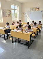 Bureaux et chaises de classe connectés à plusieurs niveaux, directement de l'usine - Cadre en acier robuste, livraison rapide