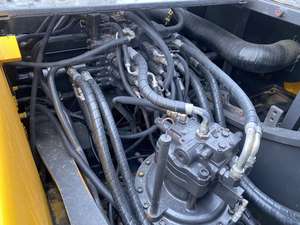 Excavateur Volvo EC240DL d'occasion en bon état Les composants principaux incluent une pompe à moteur avec accessoires Godet Moteur de marque Is Cat - Product Image 4