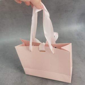 Bolsa de Papel Laminado con Relieve Mate Personalizada de Lujo, Bolsa de Regalo Blanca Grande y Mediana, Bolsa de Compras Resistente para Tienda de Ropa - Product Image 4