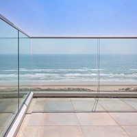 Balustrade de balcon moderne en verre sans cadre en acier inoxydable avec pince en aluminium, protection de sécurité extérieure, main courante résistante à l'eau pour