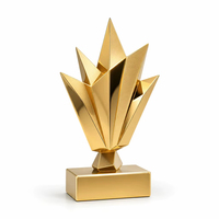 Trophée d'art moderne épuré |   Coupe de récompense ailée de style escalonné |   Souvenir en alliage de zinc durable plaqué or |   Cadeaux de bienvenue personnalisés