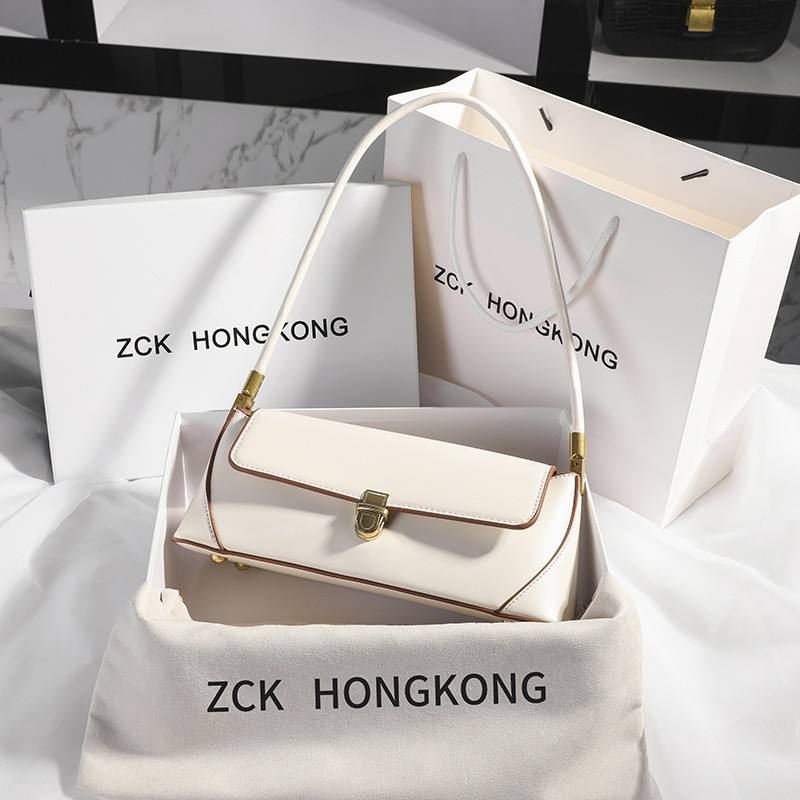 กระเป๋าสะพายใต้แขนสีขาว