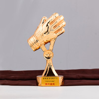 Trophée sportif personnalisé en polyrésine avec gants dorés de gardien de but de football artificiel