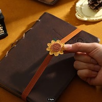 Penanda Buku Kulit Bergaya Ins dengan Hiasan Bunga Tulip Daisy, Penjepit Halaman Buku Unik, Alat Tulis Baca yang Indah, Buatan Cina
