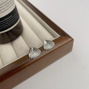 Pendientes de tuerca de concha de corazón de plata de ley 925, joyería hipoalergénica clásica coreana de nicho Ins para mujeres para fiestas al por mayor - Product Image 6