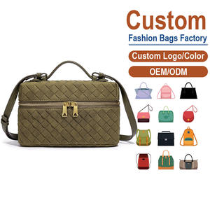 Bolso cruzado acolchado de cuero de grano completo – Con un patrón de diamantes tridimensional |   Disponible en Múltiples Colores - Product Image 1