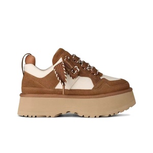 Botas de nieve planas clásicas de lujo para mujer, resistentes al agua, modernas, a la moda, cálidas, hechas de cuero y lana. - Product Image 1