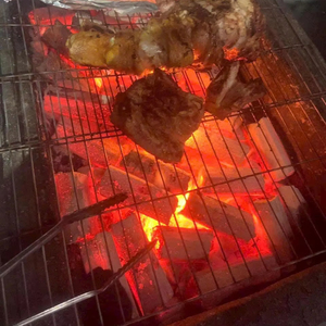 Charbon de bois en briquettes de sciure de bois dur du Vietnam, combustible pour barbecue, haute teneur en carbone, faible teneur en cendres, sans fumée, combustion longue durée 6 heures, approvisionnement direct usine - Product Image 1