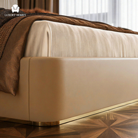 Ensemble de lit haut de gamme en cuir capitonné, design plissé, tête de lit large, lit king size avec design ailé et tables de chevet
