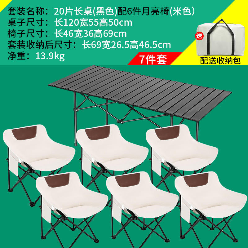 Une table noire de 120 mm de long associée à 6 chaises lune basse blanc cassé.