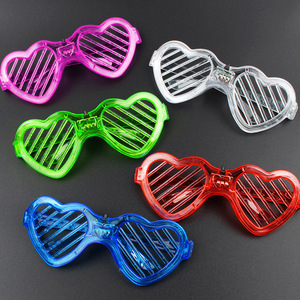 Lunettes <span class=keywords><strong>de</strong></span> fête <span class=keywords><strong>LED</strong></span> clignotantes ANSOO 2026, multicolores, en forme <span class=keywords><strong>de</strong></span> cœur, 3 modes, à piles - Product Image 1