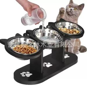 Soporte para comedero de mascotas con tres cuencos de acero inoxidable para gatos y perros, diseño de huellas de patas en blanco y negro, altura ajustable - Product Image 1