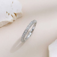 Anello Eternity a Fascia Continua con Diamanti Lab-Grown Pavé Completo, Placcato in Oro Bianco 18K, Gioiello Versatile da Donna per Matrimonio e Impilabile