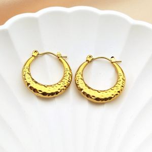 Boucles d'oreilles créoles imprimées plaquées or 18 carats de luxe Boucles d'oreilles créoles épaisses solides en acier inoxydable pour femmes - Product Image 6