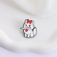 Nouveau gros blanc joli chat broche dessin animé beau chat avec couteau métal accessoires Badge doux émail épinglette