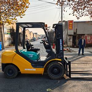 Chariot élévateur à fourche diesel Offre Spéciale Komatsu 3T Machines de terrassement utilisées de haute performance pour la construction Chariot élévateur à combustion interne - Product Image 2