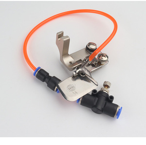 Piedino Industriale Universale F502 per Orlatura a Soffiaggio d'Aria |   Piedino Pneumatico con Bordo Curvo per Chiffon di Seta |   Bordatrice per Cuciture Strette - Product Image 1