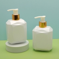 Flacon cosmétique carré en PET de forme unique avec pompe dorée 150ml 250ml 300ml pour soins de la peau et désinfectant pour les mains, emballage personnalisé