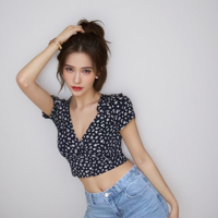 T-shirt court en maille florale pour femme, col en V, manches courtes, coupe ajustée, décontracté, respirant, anti-boulochage, idéal pour l'été