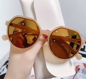 แว่นกันแดดทรงสี่เหลี่ยมเล็ก รุ่นย้อนยุคทันสมัยสำหรับผู้หญิง ป้องกันรังสียูวี 400 สไตล์เกาหลี สีน้ำตาลและขาว กรอบเต็ม เหมาะสำหรับใบหน้าขนาดเล็ก - Product Image 2