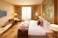 Vente de liquidation Hôtelier Marriott : Ensembles de mobilier de chambre d'hôtel modernes en bois massif pour appartements, incluant une armoire de chambre d'hôtes.