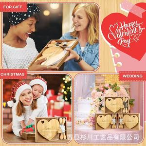 Plateau à fromage en bambou en forme de cœur avec ensemble de couteaux pour cadeau de mariage ou service de fête - Product Image 3