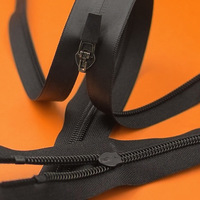 Veste imperméable d'extérieur en PVC/TPU personnalisée avec des chips d'amande, à porter à l'envers, fermeture éclair à glissière ouverte, code d'injection