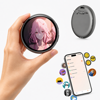 Badge électronique intelligent HyperCrafts pour sacs à dos avec affichage vidéo et GIF, rechargeable, bouton électronique, idéal pour les conventions et cadeaux uniques