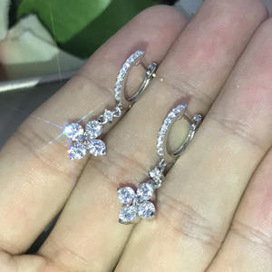 Orecchini Pendenti Eleganti in Oro Bianco con Fiore, Argento 925, Incastonatura a Griffe con Diamanti, Gioielli di Lusso da Sposa per Donna - Product Image 5