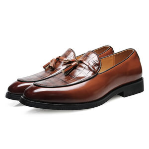 Mocasines británicos 9608-1 de PU con punta y borlas para hombres jóvenes - Product Image 1