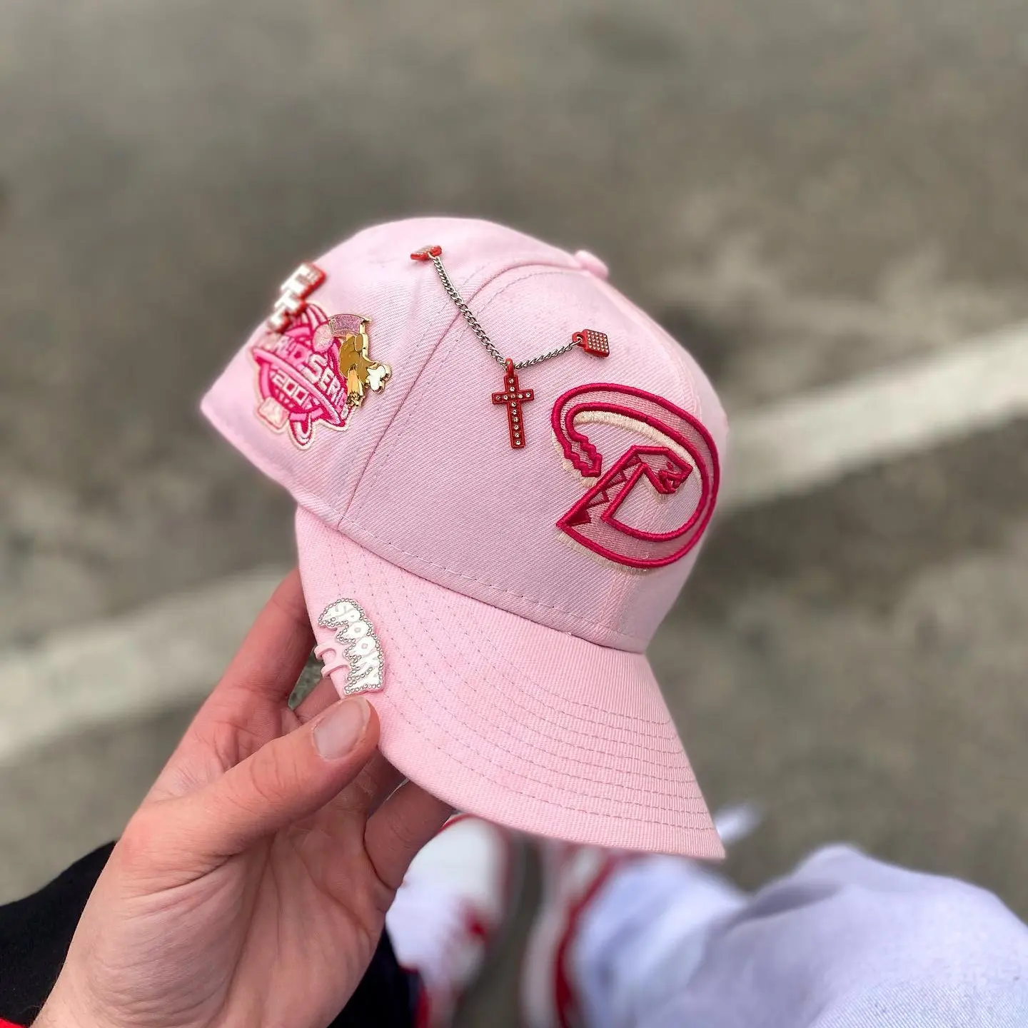 Pin topi Logo kustom Pin topi pas eksklusif dengan rantai untuk klub topi dengan warna bercahaya