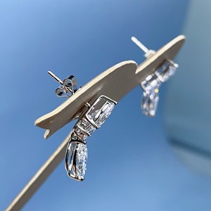 Élégantes boucles d'oreilles pendantes en or blanc 18 carats avec diamants taillés en forme de papillon, poire et marquise, bijoux fins étincelants - Product Image 5