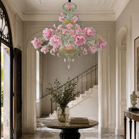 Grand lustre en verre soufflé à la main, motif floral rose, pour plafond haut, idéal pour les grands espaces de manoirs