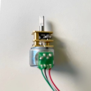 Motor paso a paso GM12-15BY de 36V, miniatura con orificio pasante y cables para aplicaciones de precisión - Product Image 1