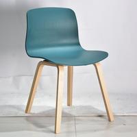 Chaise de salle à manger en plastique PP pour la maison et les restaurants, chaise ergonomique à coque avec pieds en bois de hêtre naturel pour café et bistrot