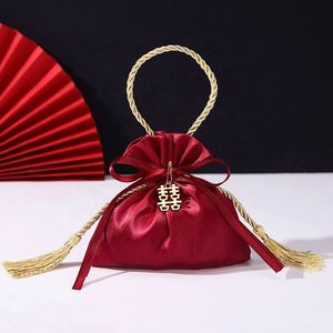 Pochette à bonbons en satin rouge avec cordon de serrage pour décoration de mariage et sac cadeau - Product Image 4