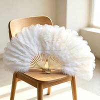 Abanico de plumas de avestruz y pavo con marco de bambú para espectáculos, bares, bodas y decoración de fiestas. Disponible en varios tamaños.