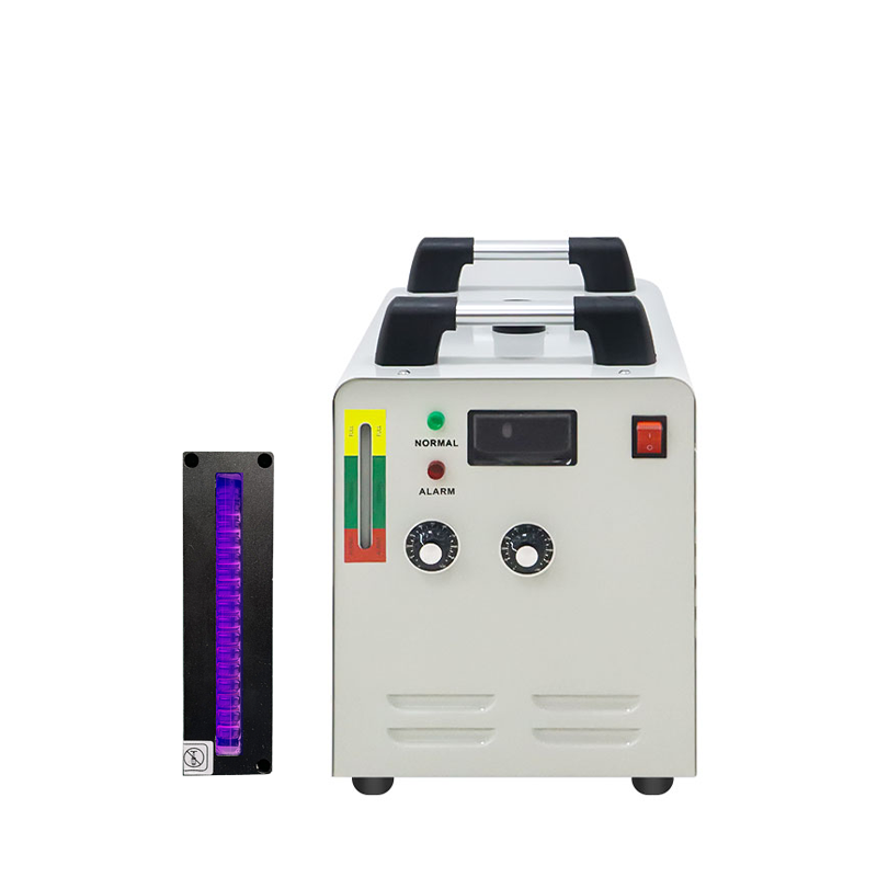 une lampe et un refroidisseur d'eau