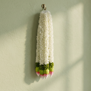 Guirnalda Floral Artificial de Tela con Flores de Mogra y Pequeños Lotos Verdes, Modelo Tradicional Colgante AFF-Garland-19 Precio Rs.900/10 piezas - Product Image 3
