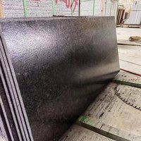 Granit noir flamé d'Angola, grandes dalles modernes, directement de la carrière, approvisionnement en gros pour usines étrangères