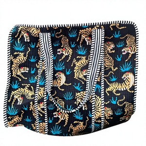 Sac fourre-tout en coton matelassé imprimé tigre noir avec poignées rayées, style épaule spacieux, idéal pour le shopping, les voyages et l'usage quotidien - Product Image 1