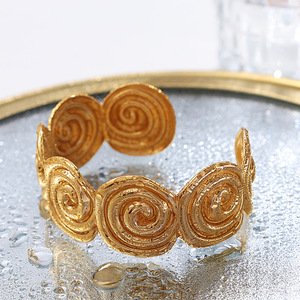 Bracelet spirale irrégulier de style européen et américain, plaqué or 18 carats, en alliage de zinc, bijoux unisexes pour soirée SZ256 - Product Image 2