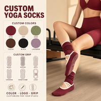 Chaussettes de yoga en coton 100 % pour femmes, vente en gros OEM, chaussettes de yoga et de Pilates personnalisées avec grip, chaussettes d'entraînement imprimées de haute qualité avec grip