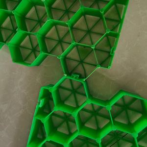 Les grilles en plastique moderne pour gazon sont disponibles en différentes tailles pour les jardins et les zones de stationnement. - Product Image 2