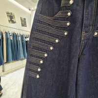 Nouvelle collection automne 2026 – Pantalon large décontracté et chic pour femme, bleu foncé délavé, avec détails boutonnés cloutés, taille haute, coupe ample, idéal au quotidien.