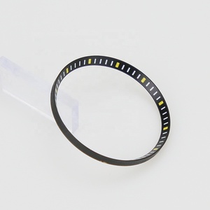 Montre classique SKX007 noire avec index et lunette de couleur or rouge, jaune, bleu, orange - Product Image 3