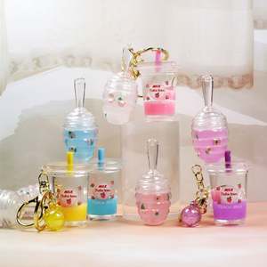 Brillo labial de marca privada con forma de botella de té con leche, vegano, con tinte de frutas, al por mayor, con llavero brillante - Product Image 3