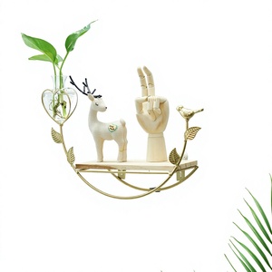 Estante de Pared Moderno de Metal Dorado de Hemasa Fashions, Estante Decorativo con Florero de Vidrio en Forma de Corazón y Diseño de Hojas para Sala de Estar - Product Image 1