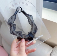Neuer, leuchtend farbiger Chiffon mit eingelegten Diamanten. Ausgestellte, plissierte französische Spitze für eine stimmungsvolle Atmosphäre